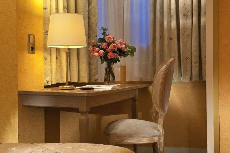 Cecilia Arc De Triomphe Hotel Paris Room photo